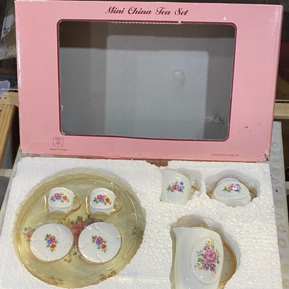 Floral Porcelain Tea Set with Gold Accents - Picture 4 of 6